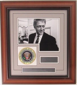 Bill Clinton US President Laser Signed 8x10 B/W Photo & Patch Framed 158113 - Imagen 1 de 3