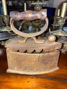 Antique cast Iron, clothes Iron, with wooden handle. Coal Clothes Iron - Picture 1 of 7