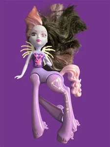 Muñeca Ghoul Fright-Mares Onyx Firehoof medio caballo 6" Monster High Mattel 2014 juguete - Imagen 1 de 3