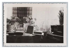 Stillleben Geburtstagstisch KNAURS Lexikon Klavier Blumen - Altes Foto 1940 - Picture 1 of 2