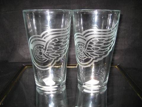 DETROIT RED WINGS LOGO ETCHED 16 oz PINT GLASSES NEW Cover