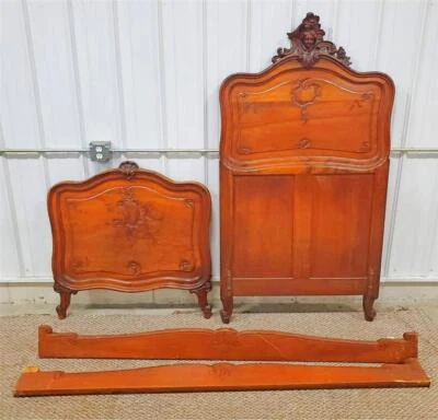 Lote de 2 camas de solteiro antigas esculpidas à mão estilo King Louis XV de nogueira francesa - Imagem 1 de 4