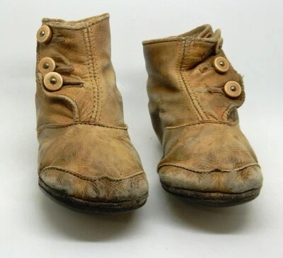 Antiguo par victoriano de zapatos de bebé de cuero de 3 botones Foto 1 de 4