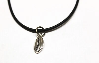 CIONDOLO CONCHIGLIA COLOR ARGENTO CON COLLANA GIROCOLLO IN CAUCCIU NERO - Immagine 1 di 2