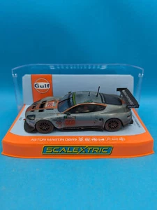 Scalextric C4316 Aston Martin DBR9 Gulf Edition ROFGO "Dirty Car" - Foto 1 di 5