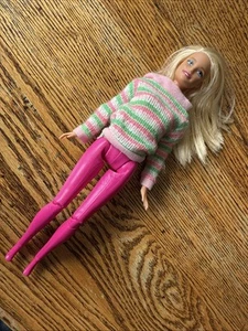 Muñeca Barbie de equitación 2014 Mattel, con suéter vintage verde-rosa g4 - Imagen 1 de 10