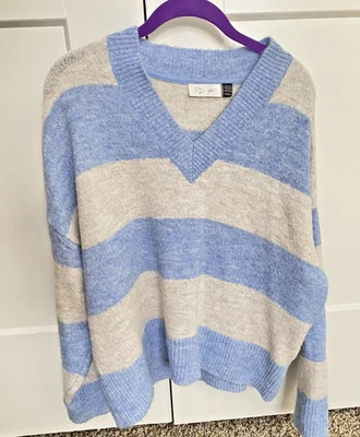 Suéter listrado Urban Outfitters bebê azul e creme tamanho grande gola V tamanho P - Imagem 1 de 4