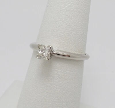 Anillo de compromiso solitario de diamantes princesa natural de 1/3 quilate de oro blanco de 14 k Foto 1 de 4