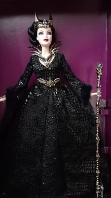 Barbie Reina del Bosque Oscuro 2015 Mattel Gold Label NRFB En remitente #CJF32 Foto 1 de 4