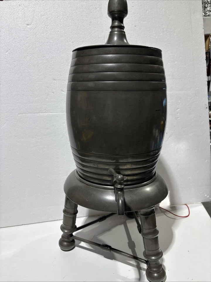 Antigua cisterna de pie de peltre del siglo XVIII con caño, lanzas y risa Foto 1 de 4