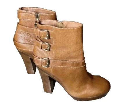 Botas Juicy Couture de cuero marrón con tres hebillas de 5 pulgadas Foto 1 de 4