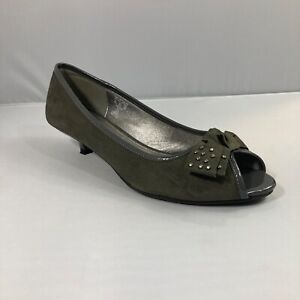 Attention Heels Womens 9.5 Gray Farah Bow Faux Suede Low Heel