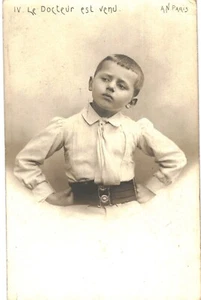 RPPC Malizioso Carino Ragazzo Francese Dottore Il Dottore è arrivato 1901 4/10 Parigi - Foto 1 di 2