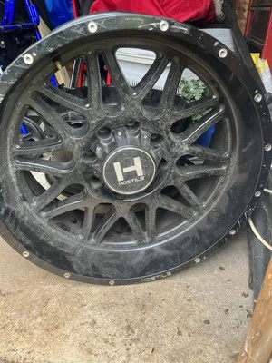 Rueda de hoja de piñón 22x10 Hostile H108 cortada (negro brillante y fresada) 8x170 (-25 mm) Foto 1 de 4