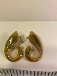 Vintage Earrings Unbranded Pierced Marbelized Enamel Green with Gold Trim Studs - Picture 1 of 4