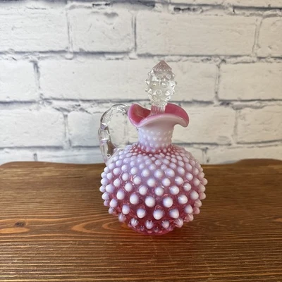 Botella de cristal Hobnail opalescente de arándano Fenton vintage con tapón Foto 1 de 4