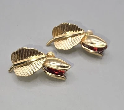 Vintage Ohrclips vergoldet Blattform mit Rubinrot Tropfen 50er/60er ungetragen - Bild 1 von 4