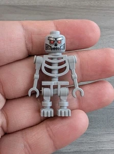 LEGO Monster Robot MINIFIG SCHELETRO GRIGIO con testa di teschio robo film Halloween metallo - Foto 1 di 5