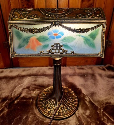 Abajur de mesa Miller assinado com vidro pintado ao contrário - Imagem 1 de 4