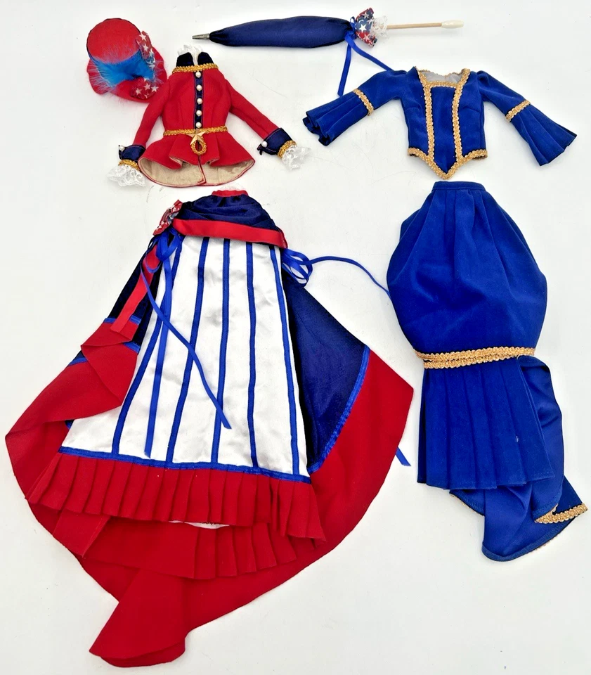 VESTIDO MUÑECA PATRIÓTICA 4 DE JULIO, SOMBRERO, SOMBRILLA Y TERCIOPELO AZUL 22"? SIN ETIQUETAS Foto 1 de 4
