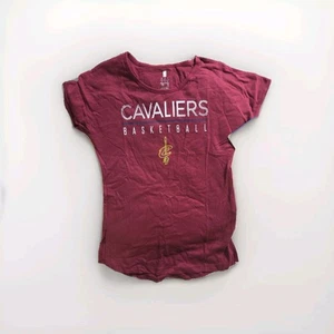 NUEVO CON ETIQUETAS Camisa para Niña XL (16) Cleveland Cavaliers Granate/Gris Manga Corta Cuello en V - Imagen 1 de 7