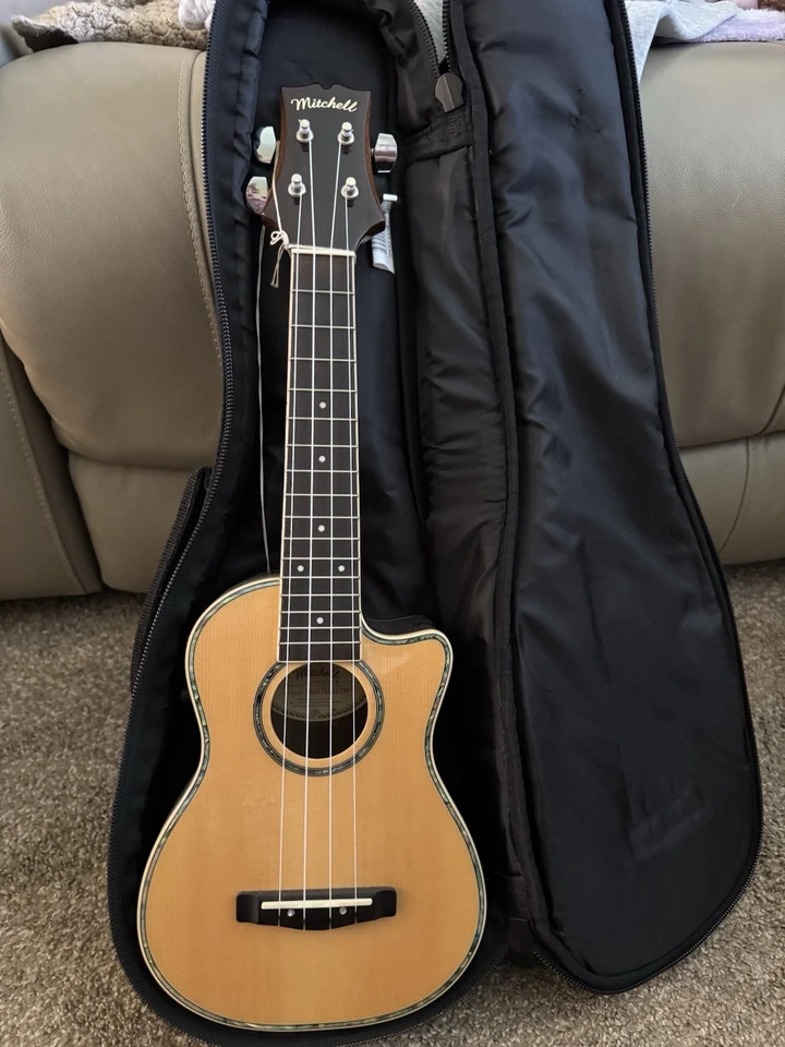 Ukelele de concierto eléctrico acústico Mitchell MU70CE. Excelente Estado Foto 1 de 1