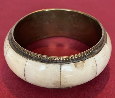 Brazalete vintage de latón y resina para dama - 6,5 cm de diámetro interior Foto 1 de 3