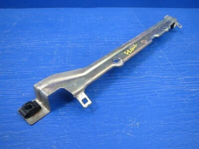 2005 HONDA ACCORD EX 3.0L V6 A/T 4 DOOR ENGINE COVER FRONT BRACKET OEM. B13 - Image 1 of 4