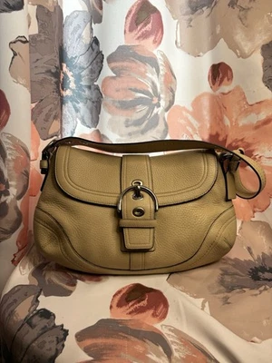 Bolso de hombro Coach Soho de cuero granulado crema Foto 1 de 4