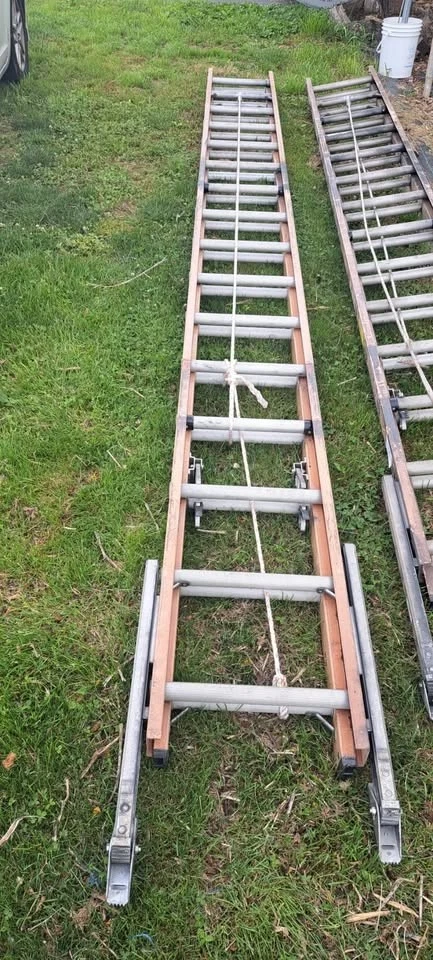  Escalera de extensión de fibra de vidrio 32' Foto 1 de 2