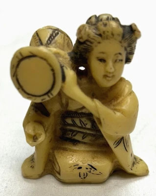 Netsuke Geisha肩上带鼓雕刻树脂日本雕像 — 第 1/4 张图片