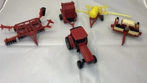 Ertl Case IH 7210 TRAKTOR & Anbaugerät Set - 1.64 Pflanzgefäß Spritze Scheibenbailer - Bild 1 von 12