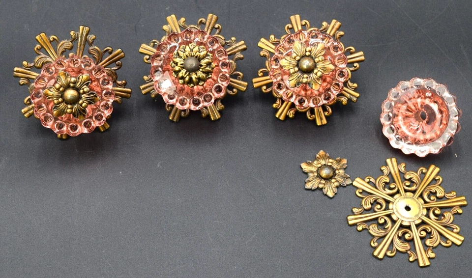 (4) MAÇANETAS DE PORTA DE VIDRO ROSA PUXADORES DE GAVETA COM DETALHE DE LATÃO ORNAMENTADO 1 É DIFERENTE - Imagem 1 de 4