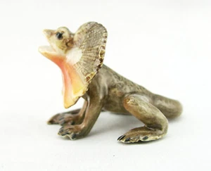 Australian Frilled Neck Lizard Miniature Porcelain and Hand Painted 41mm Maximum - Picture 1 of 4