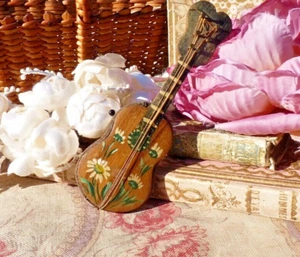 Mercerie ancienne, ANCIEN PIQUE AIGUILLES souvenir de Nice figurant une guitare - Afbeelding 1 van 8