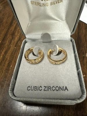 Pendientes de aro chapados en oro con piedras circonita cúbica - Estilo clásico pequeño Huggie Foto 1 de 4