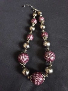 Collana vintage grossa perle di vetro e metallo 19" punti bianchi viola - Foto 1 di 9