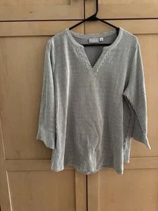 Joan River SeerSucker Knit Long Sleeve V Neck Top STRETCH So Comfortable - Picture 1 of 3