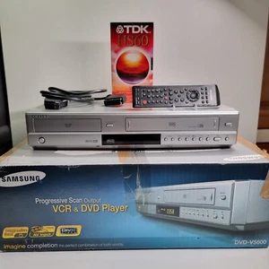 Samsung DVD-V5600 VHS VCR DVD Player Combo Silver Genuine /w box Tested Working - Foto 1 di 15