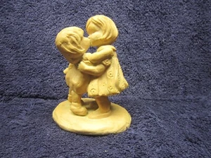2 LITTLE GIRLS KISSING EACH OTHER FIGURINE MARKED "CHRISTINE - 1989 - CMC ARTS" - Picture 1 of 10