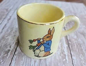 Vintage EDWIN M KNOWLES USA CHILDS YELLOW CUP MUG PETER RABBIT & DOG - Picture 1 of 6