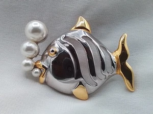 DIVERTIDO BROCHE PIN DE MAR DE VIDA MARINA CON BURBUJAS DE PECES TROPICALES IMITACIÓN PERLA PLATA TONO DORADO - Imagen 1 de 10