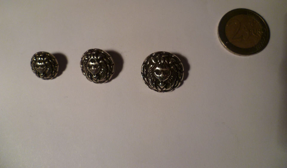 BOTTONE TESCHIO LEONE VINTAGE METALLO ANNI 80 COLOR ARGENTO SCURO VEDI MENU SIZE - Immagine 1 di 1