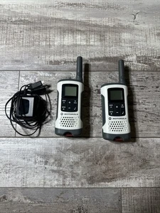 Radio bidireccional Motorola Talkabout T260/walkie talkies recargable paquete de 2 - Imagen 1 de 8