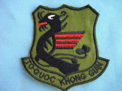 VIETNAM WAR PATCH, ARVN AIR FORCE insignia " TO QUOC KHONG GIAN " - Image 1 of 2