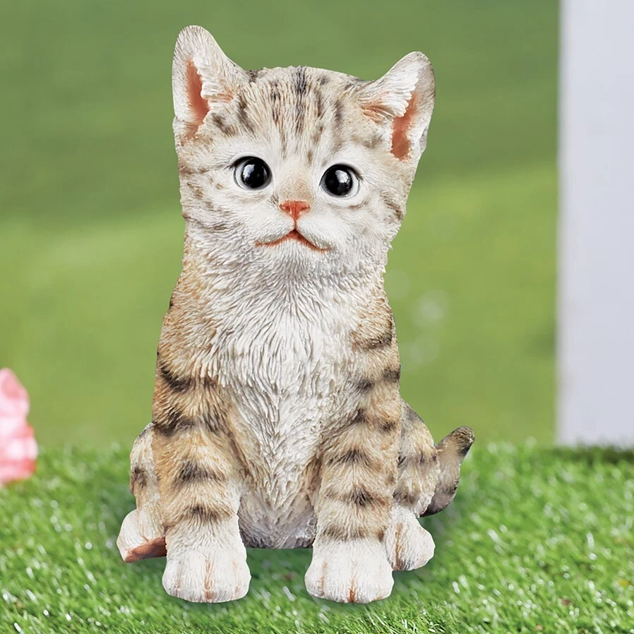 现实细节坐灰色 Tabby 小猫户外花园雕像 — 第 1/1 张图片