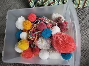 Pompones de hilo hechos a mano diferentes tamaños y colores - Imagen 1 de 4