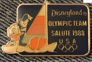Prendedor Pato Donald Disney~Retirado~Disneylandia~Saludo~Yachting~Seúl Olímpico~1988 - Imagen 1 de 3
