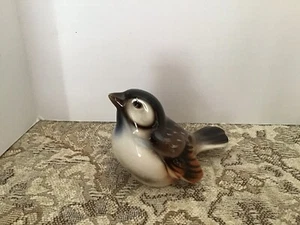 AUSTRIA MADE SPARROW or CHICADEE BIRD PORCELAIN FIGURINE KERAMOS? very nice - Picture 1 of 4