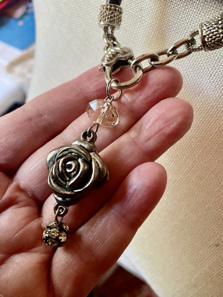 Collar Colgante Flor Trenzada Brighton Tono Plata y Cuero Negro 11’’ Foto 1 de 4